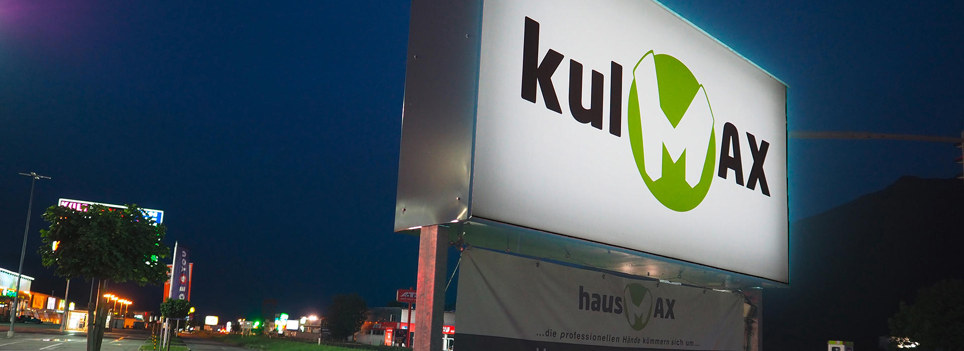 Dunkler Intercity Hotel Empfangsstele Eingangsbereich Dunkler Projekt - kulMAX Spittal